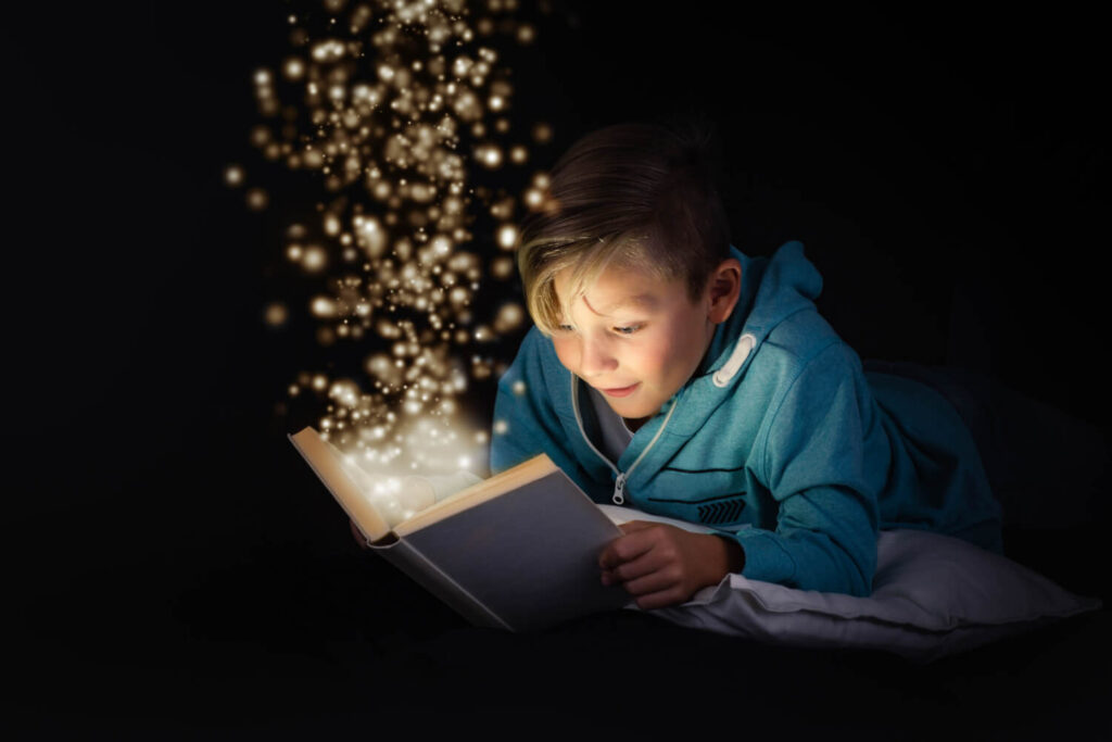 Kind leest bij lampje